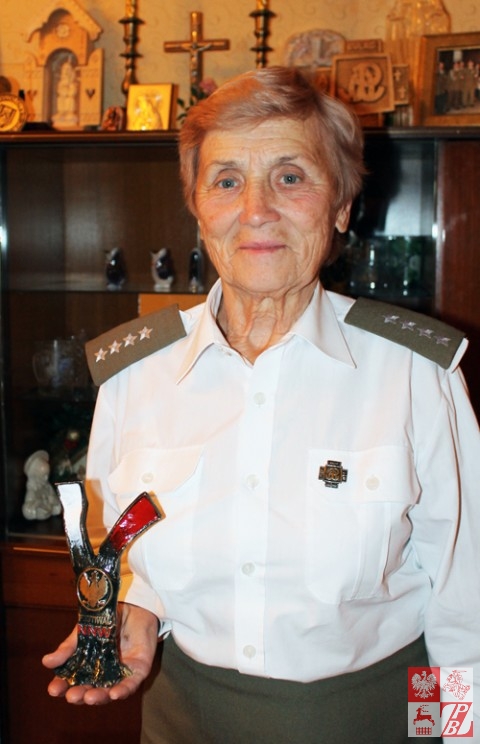 Weronika Sebastianowicz z nagrodą w swoim domu, w Skidlu