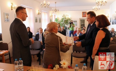 Dyplom Uznania odbiera poseł Jarosław Zieliński z małżonką
