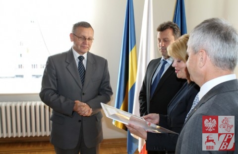 Andżelika Borys odczytuje treść Dyplomu Uznania dla Mirosława Sekuły.