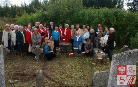 Grupa działaczy ZPB z Mińska, pracujących przy renowacji pomnika i kwatery
