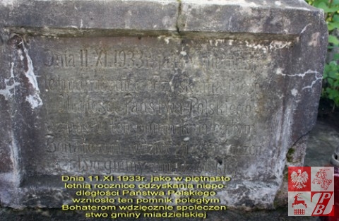Napis na postumencie pomnika