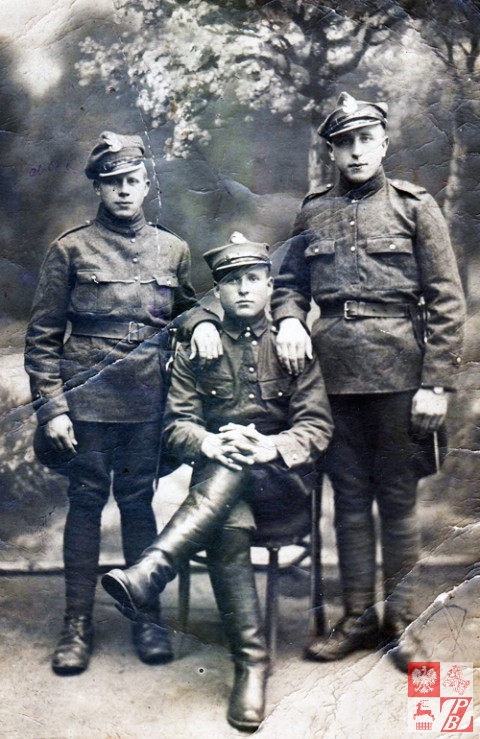 Eschil Michalcewicz, po prawej, z towarzyszami broni. Na lewej ręce widać zegarek, ktróry otrzymał jako nagrodę za uratowanie przed zdobyciem przez nieprzyjaciela karabinu maszynowego