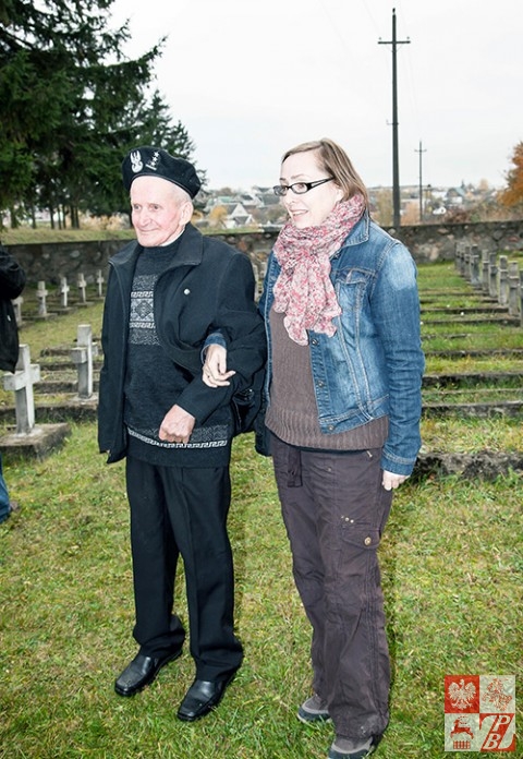 Władysław Uchnalewicz z prezes Stowarzyszenia "Odra-Niemen na cmentarzu w Wołkowysku"