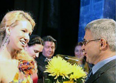 Ambasador RP w Mińsku Leszek Szerepka sklada gratulacje zdobywczyni Grand Prix III Festiwalu Piosenki Anny German "Eurydyka"