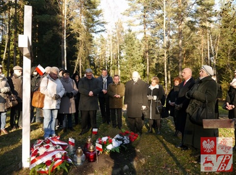 Podczas modlitwy przy krzyżu Straży Mogił Polskich w Kuropatach