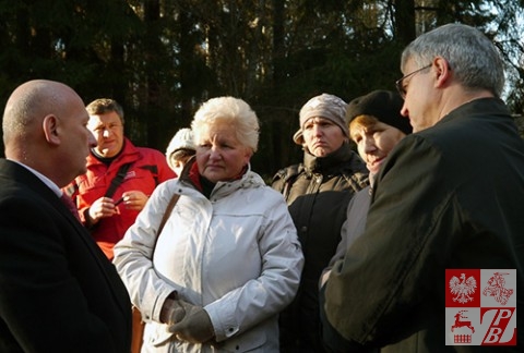 Tomasz Orłowski (po lewej) rozmawia z Polakami z Mińska i Borowlan