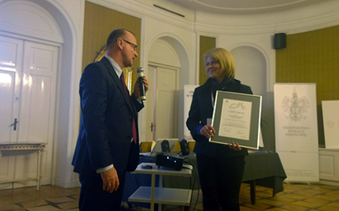 Dariusz Bonisławski gratuluje  Andżelice Borys otrzymania Certyfikatu 