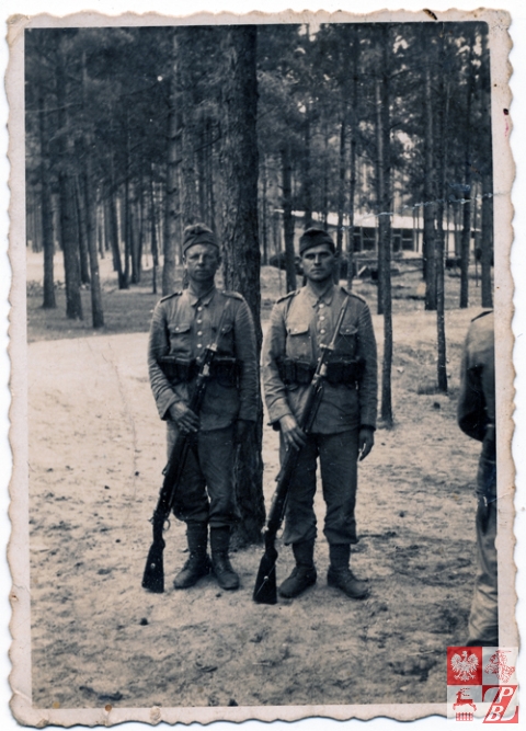 Kazimierz Sacharczuk (po prawej) podczas postoju jego jednostki w lesie