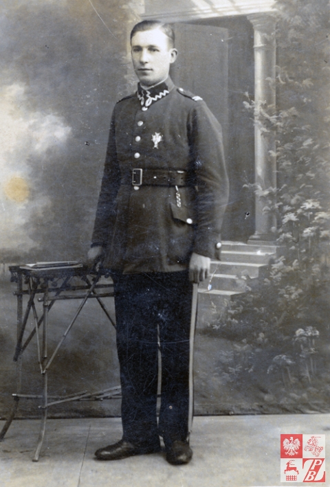 Kolega Kazimierza Sacharczuka z wojska (przypuszczalnie miał nazwisko Stankiewicz) z odznaką 76.Lidzkiego Pułku Piechoty na lewej piersi