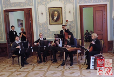 Gra orkiestra Szkoły Muzycznej w Żabince
