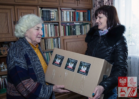 Maria Tiszkowska wręcza paczkę z darami od Stowarzyszenia Odra-Niemen Annie Sadowskiej, założycielce i wieloletniej prezes Oddziału ZPB w Wołkowysku