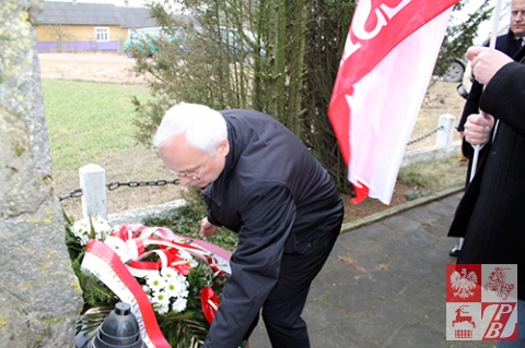 Wieńiec od UdSKiOR składa pod pomnikiem żołnierzy Armii Krajowej w Stryjówce Jan Sroka, naczelnik Wydziału Zagranicznego UdSKiOR