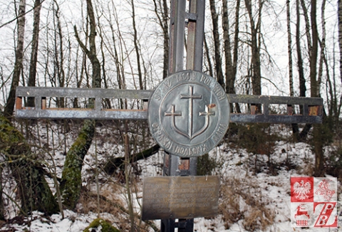 Krzyż straży Mogił Polskich stanął na grobie jeszcze na początku lat 90. 