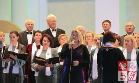 Śpiewa chór "Polonez", soluje - Nadzieja Brońska