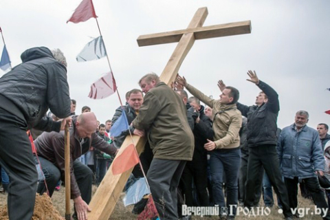 Stawianie dwudziestego krzyża na oszmiańskiej Golgocie, fot.: vgr.by
