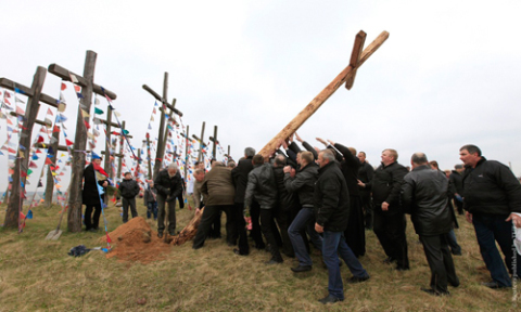 Stawianie dziwiętnastego krzyża na oszmiańskiej Golgocie w 2014 roku, fot.: Wasilij Fiedosienko/Reuters