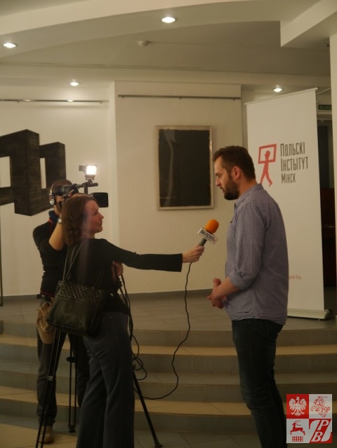Grzegorz Hańderek udziela wywiadu Telewizji Biełsat