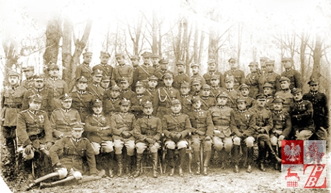 Zdjęcie pamiątkowe oficerów 24 Pułku Piechoty. Karol Tomkowicz siedzi drugi od prawej 