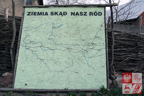 Tablica przy Domu Poleskim w Białkowie, przypominająca o pochodzeniu miejscowych mieszkańców.