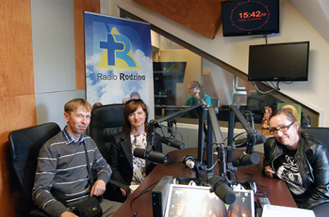 Jerzy Czupreta, Maria Tiszkowska i Ilona Gopsiewska w studio Radia Rodzina