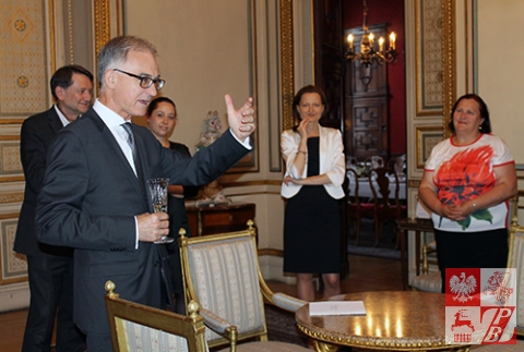 Delegację z Białorusi wita Ambasador RP we Francji Andrzej Byrt