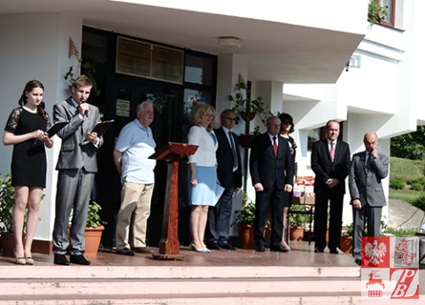 Goście honorowi apelu szkolnego. Trzeci od lewej - Aleksander Pruszyński, potencjalny kandydat na prezydenta Białorusi