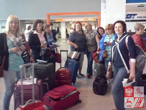 Delegacja z Białorusi na warszawskim lotnisku, przed odlotem do Paryża