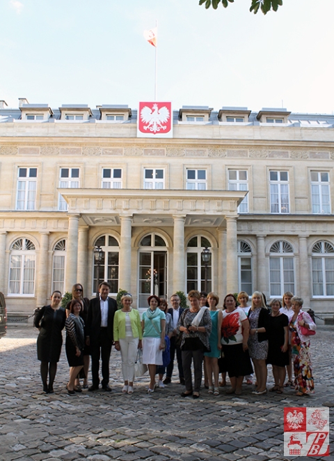 Przed Pałacem Monako, będącym rezydencją Ambasadora RP we Francji