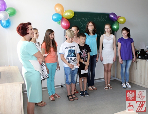 Dyrektor szkoły Natalia Rakowicz i jej uczniowie
