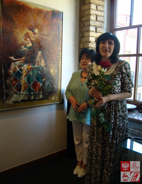 Maria Macko, dyrektorka galerii "Kryga", wita gości wernisażu