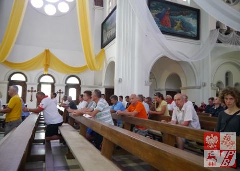 Pielgrzymi modlą się w Czerwonym Kościele w Mińsku