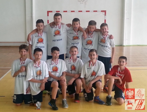 Reprezentacja "Sokoła" w mini-koszykówce ze srebrnymi medalami
