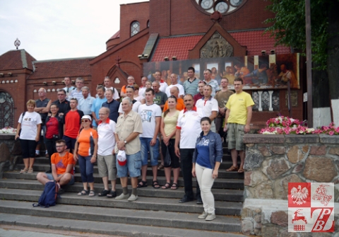 Pielgrzymi przed Czerwonym Kościołem w Mińsku