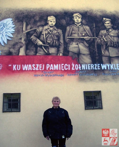 Przy muralu Żołnierzy Niezłomnych
