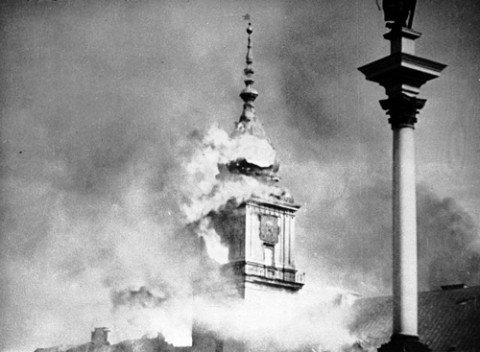 Płonący Zamek Królewski zbombardowany 17. września 1939 r.
