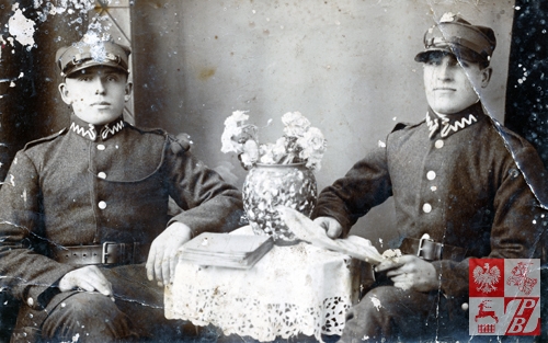 Michał Sićko (po prawej) z kolegą broni podczas pełnienia zasadniczej służby wojskowej