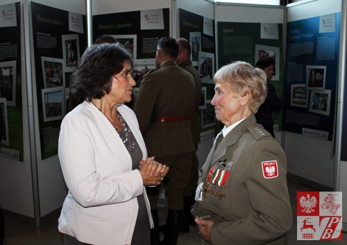 Poseł Joanna Fabisiak w kuluarach wernisażu rozmawia z Weroniką Sebastianowicz, prezes Stowarzyszenia Żołnierzy Armii Krajowej na Białorusi