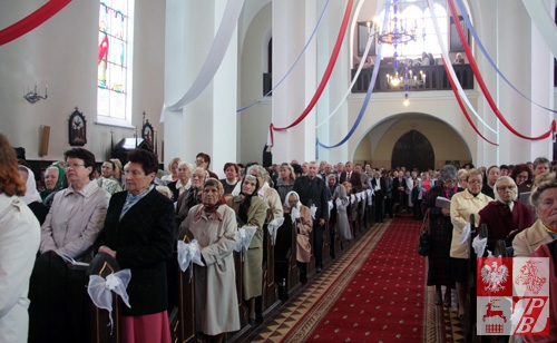Wierni parafii Świętej Trójcy w Zelwie wypełnili kościół po brzegi, przybywając na prymicyjne nabożeństwo nowo wyświęconego księdza