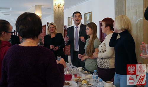 Podczsas wspólnego posiłku z burmistrzem Kobyłki Robertem Rogulskim (w centrum)