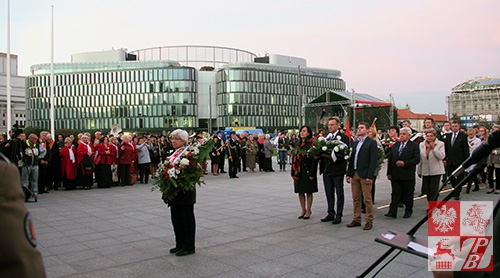 Organizatorzy i goście obchodów przygotowali się do złożenia wieńców i kwiatów na Grobie Nieznanego Żołnierza