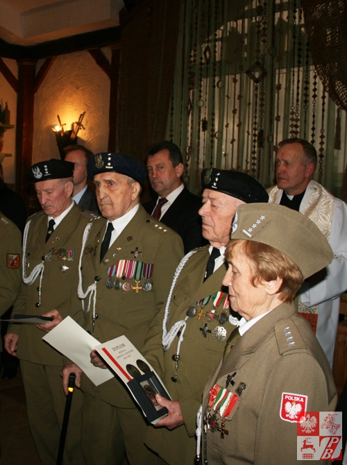 Kapitan Weronika Sebastianowicz z członkami kierowanego przez nią Stowarzyszenia Żołnierzy Armii Krajowej na Białorusi