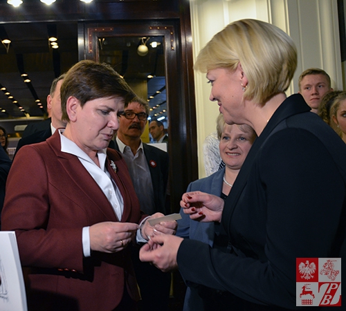 Premier beata Szydło dzieli się opłatkiem z Andżeliką Borys