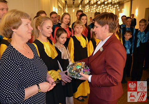 Premier Beata Szydło dziękuje dzieciom
