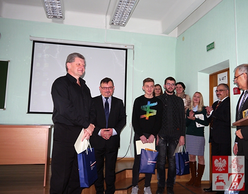 Zwycięzca sprawdzianu Leonid Wołodźko, radca Marek Pędzich, szef Wydziału Konsularnego przy Ambasadzie RP w Mińsku, Marek Szumski (II miejsce) i Timur Bujko (III miejsce)