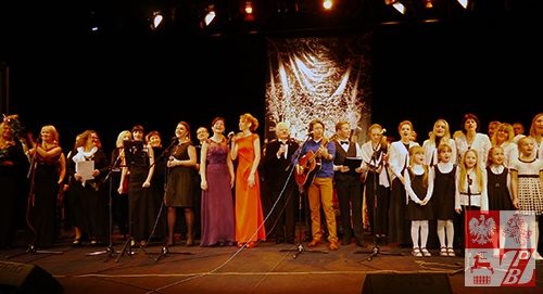 Wspólny występ uczestników koncertu na cześć obchodzącego jubileusz istnienia duetu "Wspólna Wędrówka"