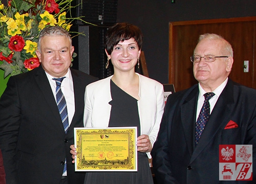 Podziękowanie od społeczności Wołowa dla zespołu "Jednym Głosem" trzyma Olga Guczek