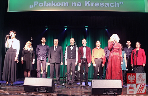 Zespół "Jednym Głosem" śpiewa w Wołowie