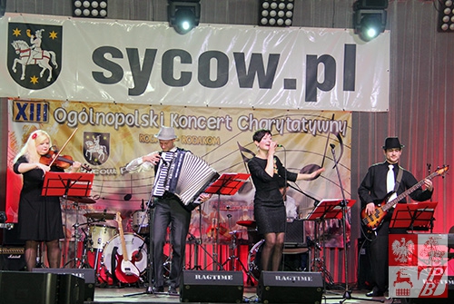 Zespół "Czarna Perła" na koncercie w Sycowie