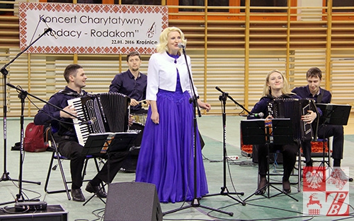 Z zespołem "Czarna Perła" w Krośnicach śpiewa Tatiana Gażewska