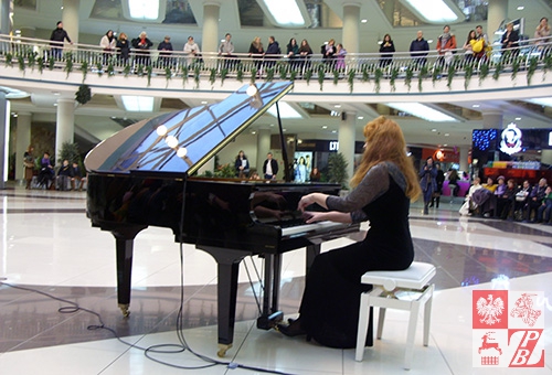 Gra Irena Apalińska, nauczycielka w Dziecięcej Szkole Muzycznej nr 3 im. F. Chopina w Mińsku 